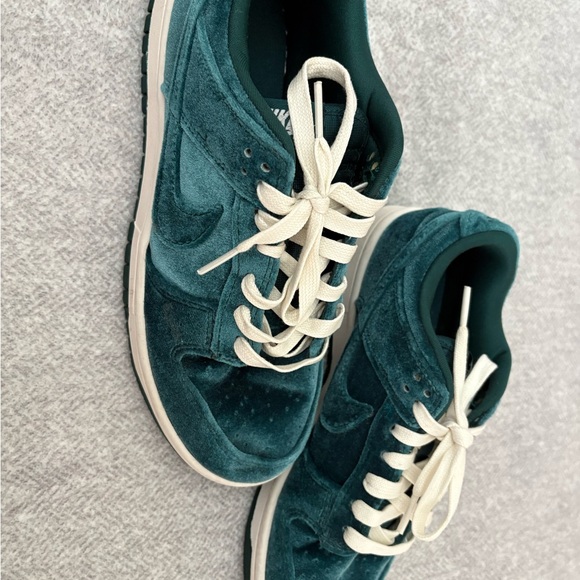 Nike Women's Sneakers in Teal and Cream - Picture 1 of 4